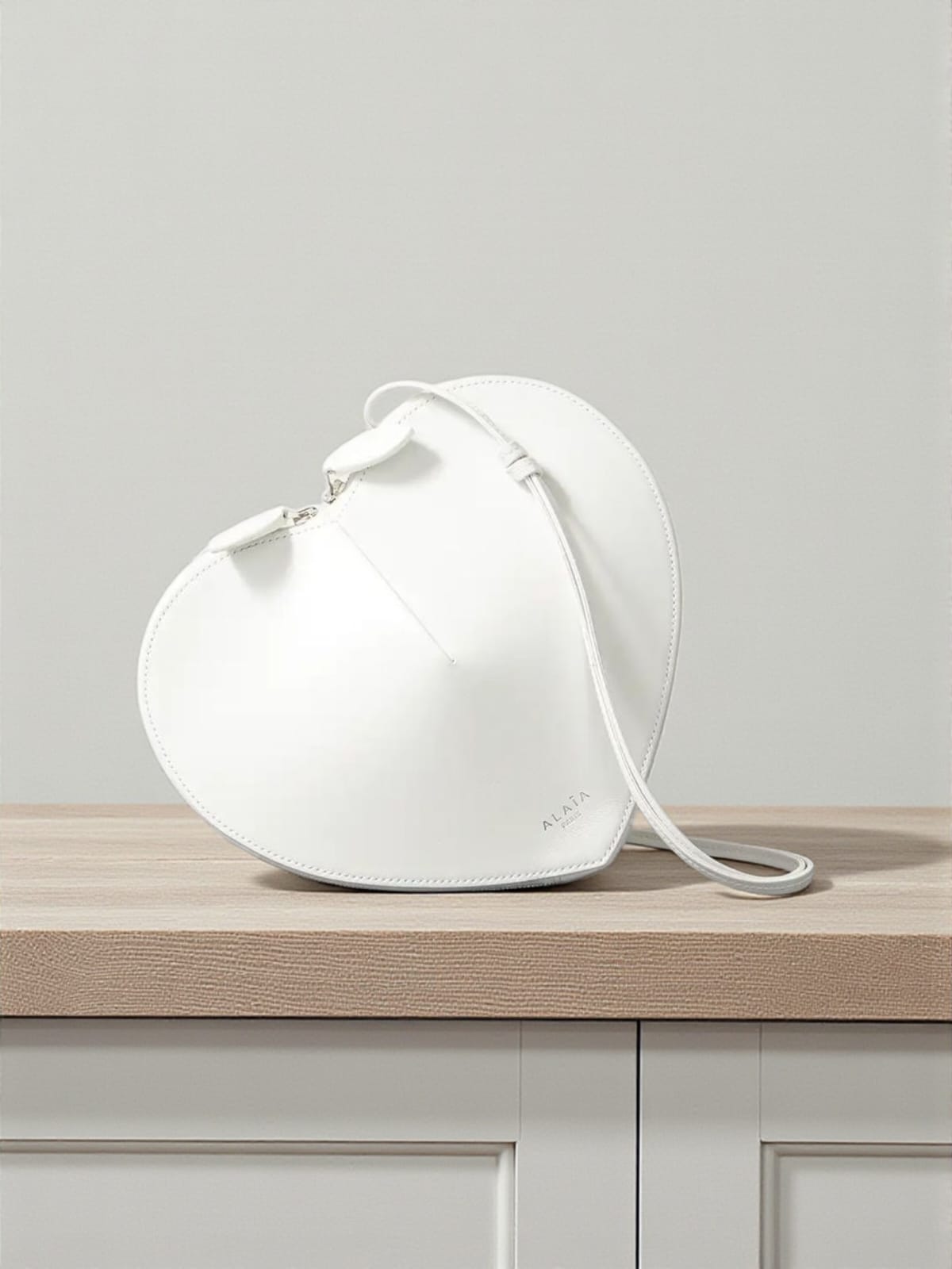 0ccad352-da5a-491e-a5e1-e9243585204e حقيبه ALAIA فخمة بجودة عالية فل بكج — بوكس، كيس قماش